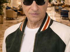 Barbat matur (varsta a 3-a), caut tanara (18+), careia sa-i ofer siguranta